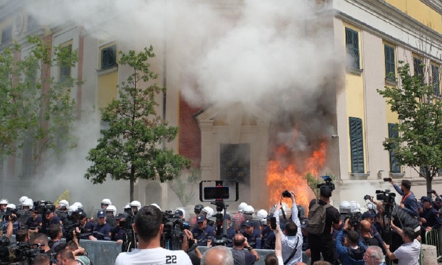 Opozita proteste para bashkise, policia merr masa, ja rruget qe bllokohen
